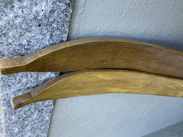 Bild 1: Antike Holz-Alpinski unbenutzt