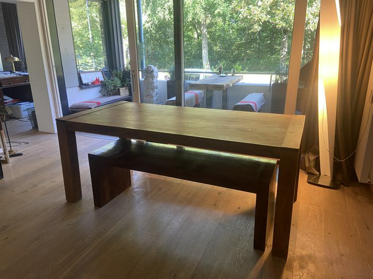 Bild 7: ausziehbarer Holztisch