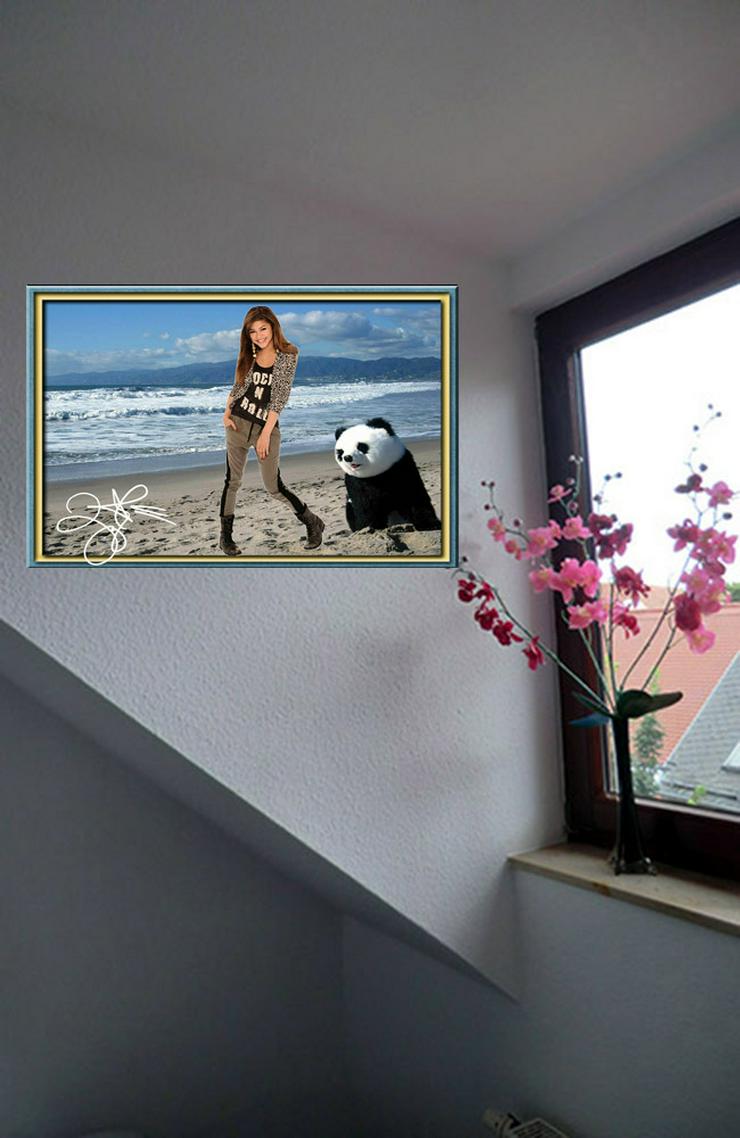 Bild 4: ZENDAYA mit Panda. Star Souvenir. Geschenkidee. Zimmerdeko.  Blickfang. Unikat, Wandbild. Neuheit. Sammelobjekt. 