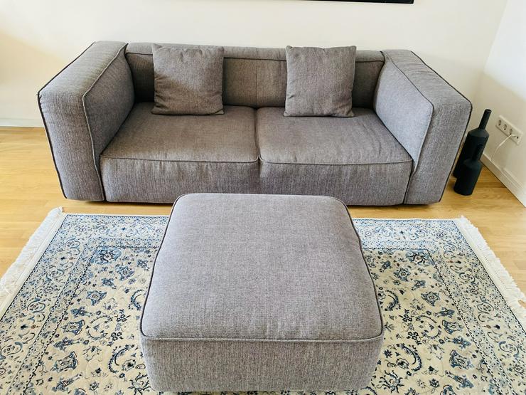 Bild 1: Design-Sofa (220 cm), grau inkl. modularer Sofa Puff