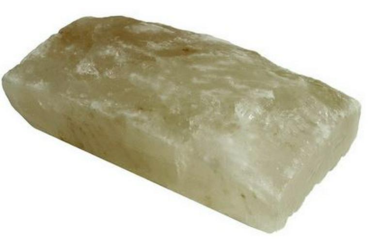 Bild 1: Salzlecksteine aus Kristallsalz 