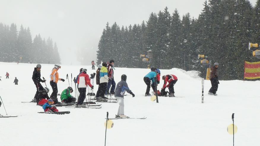 Bild 1: Skifahren in der Gruppe- Familien-Skifreizeiten 05. April.-12. April Stubaier Gletscher (2025)