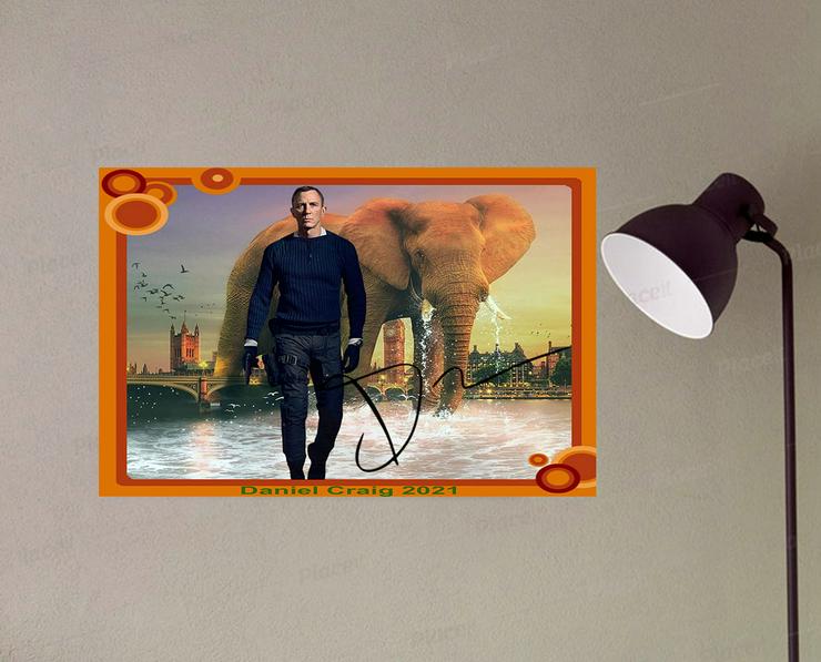 Bild 1: DANIEL CRAIG mit Elefant.. Star Souvenir. Geschenkidee. Zimmerdeko. Blickfang. Unikat, Wandbild. Neuheit. Sammelobjekt.    