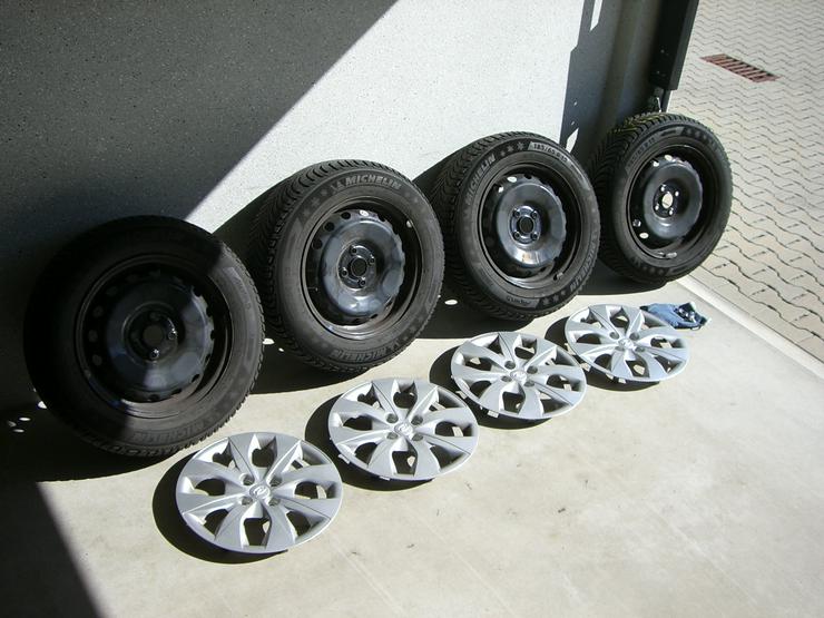 Bild 1: Winterreifen Michelin Alpin 5 , Größe 185/65 R 15 , auf Original Hyundai Stahlfelge mit Hyundai Radzierblende 
