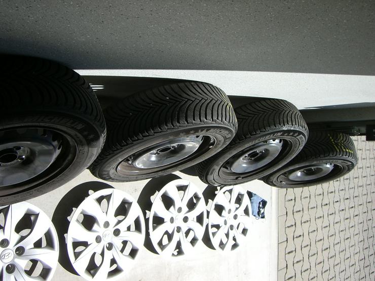 Bild 7: Winterreifen Michelin Alpin 5 , Größe 185/65 R 15 , auf Original Hyundai Stahlfelge mit Hyundai Radzierblende 