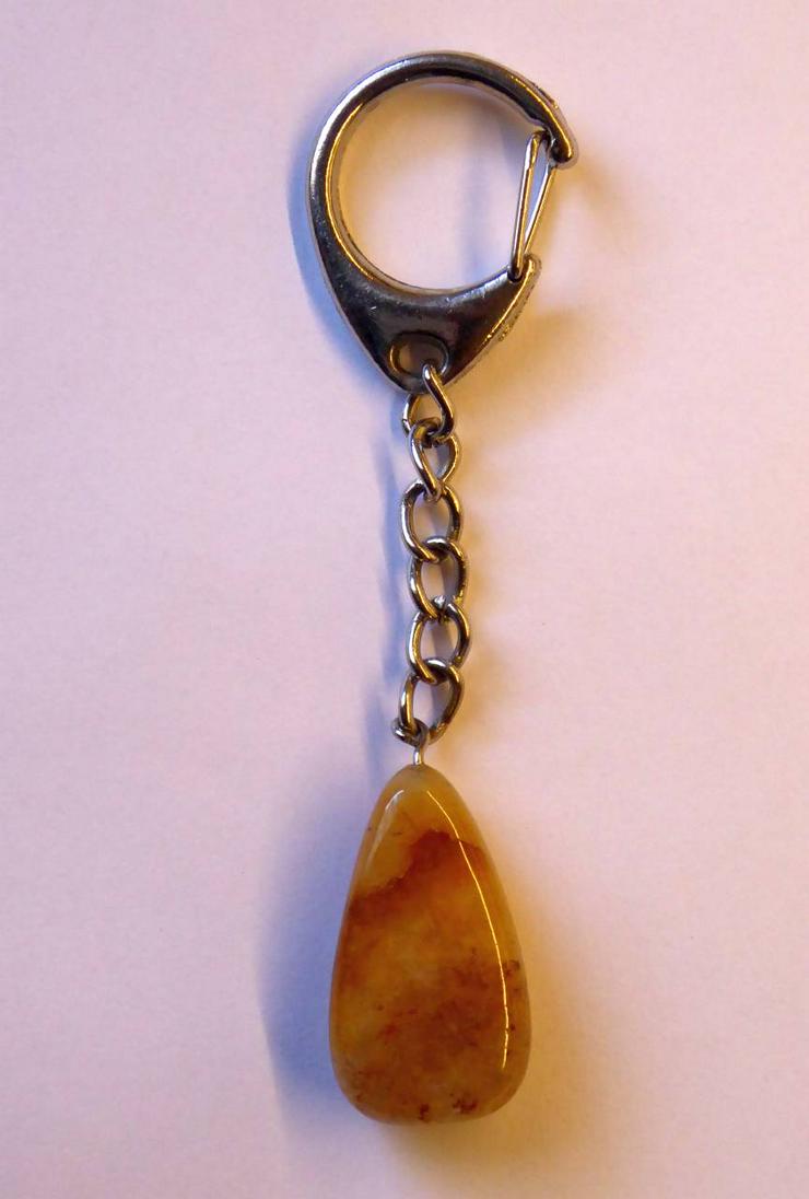 Schlüsselanhänger mit braunem geschliffenem Stein