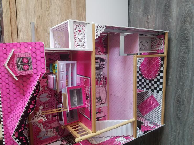 Puppenhaus mit Barbies abzugeben normale Gebrauchsspuren abzuholen in Krefeld  - Puppenhäuser & -möbel - Bild 4