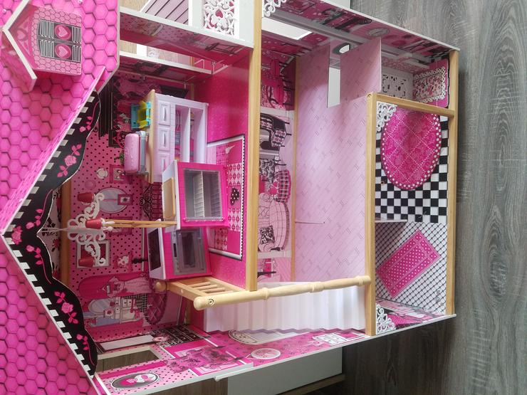 Puppenhaus mit Barbies abzugeben normale Gebrauchsspuren abzuholen in Krefeld  - Puppenhäuser & -möbel - Bild 5