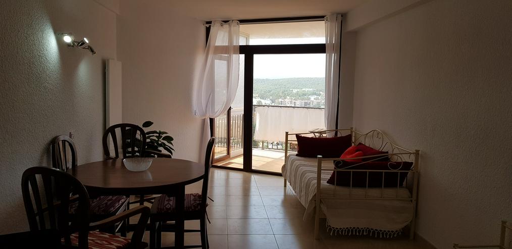Bild 3: Schöne, ruhige 2,5-Zi-Wohnung in Mallorca Santa Ponsa, ca. 25 KM von der Hauptstadt Palma de Mallorca entfernt, mit großem Balkon, neue Einbauküche und neues Bad