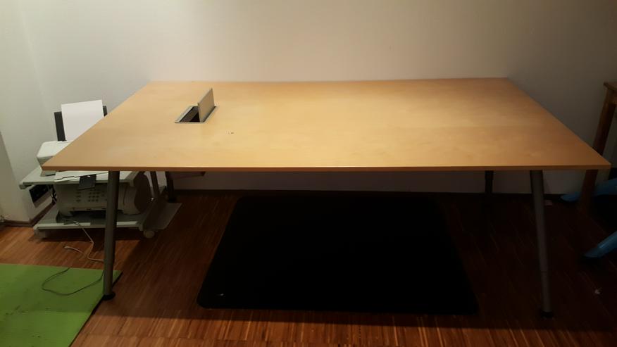 Großer Schreibtisch mit Kabelfach und höhenverstellbaren Füßen - Schreibtische & Computertische - Bild 1