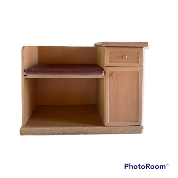 Bild 1: Sideboard mit Sitz aus Holz