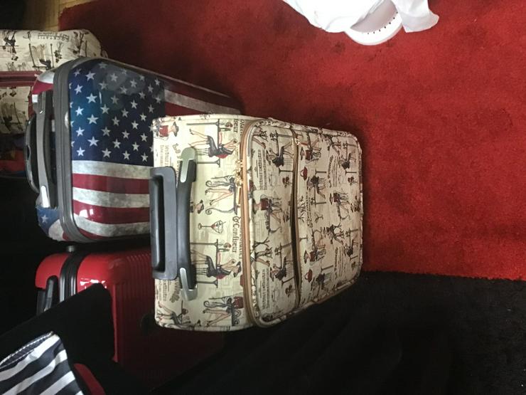 Verschiedene Handtaschen und Koffer