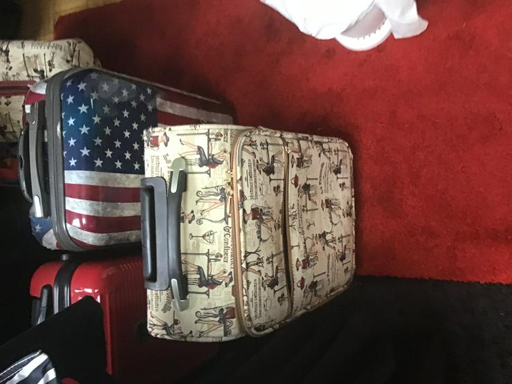 Bild 2: Verschiedene Handtaschen und Koffer