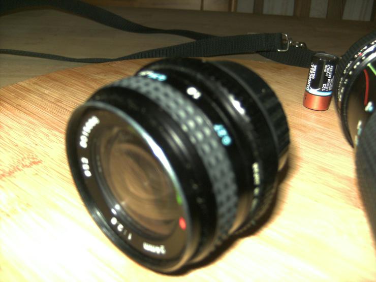 Bild 9: Ältere Spiegelreflexkamera Yhashica FR I mit 2 Objektiven
