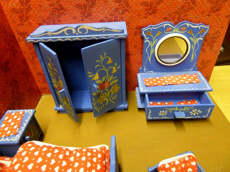 2  Puppenmöbelzimmer , handgefertigt mit Bauernmalerei verziert - Puppenhäuser & -möbel - Bild 5