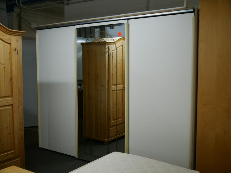 Bild 2: Weißer Schlafzimmerschrank mit Schwebetüren