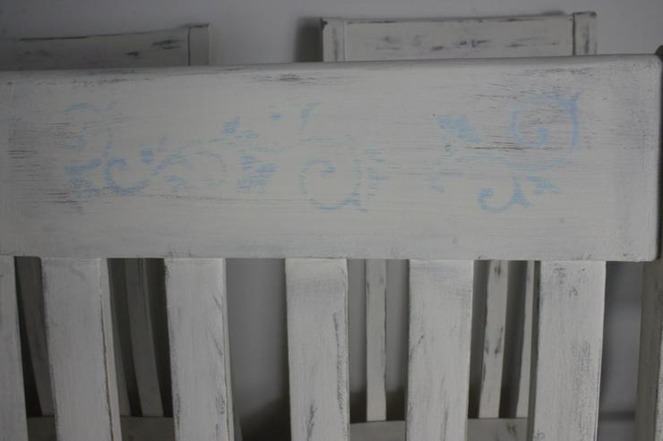2 Shabby-Chic weiß, massive Stühle HandMade blaue Ranke - Stühle & Sitzbänke - Bild 2