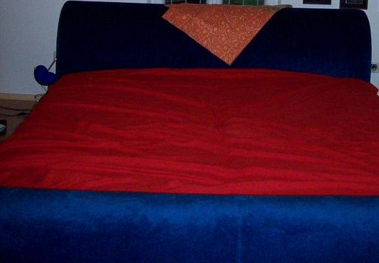 Französisches Bett mit Lattenrost und Matrazen und blauem Polster an Selbstabholer aus München günstig abzugeben