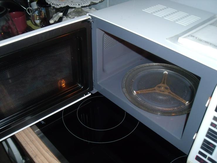 Bild 12: RADIO FM;AM; KV; KASSETTEN RECORDER mit DVD Player. + Mikrowelle 