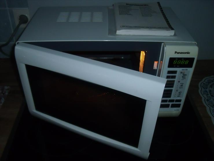 Bild 13: RADIO FM;AM; KV; KASSETTEN RECORDER mit DVD Player. + Mikrowelle 