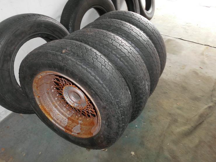 Bild 2: Speichenfelgen und Reifen (Oldtimer)