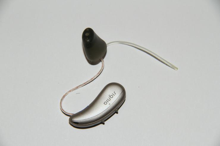 Bild 1: Hochwertiges Hörgerät, Signia Pure Charge&Go 2X M; Links
