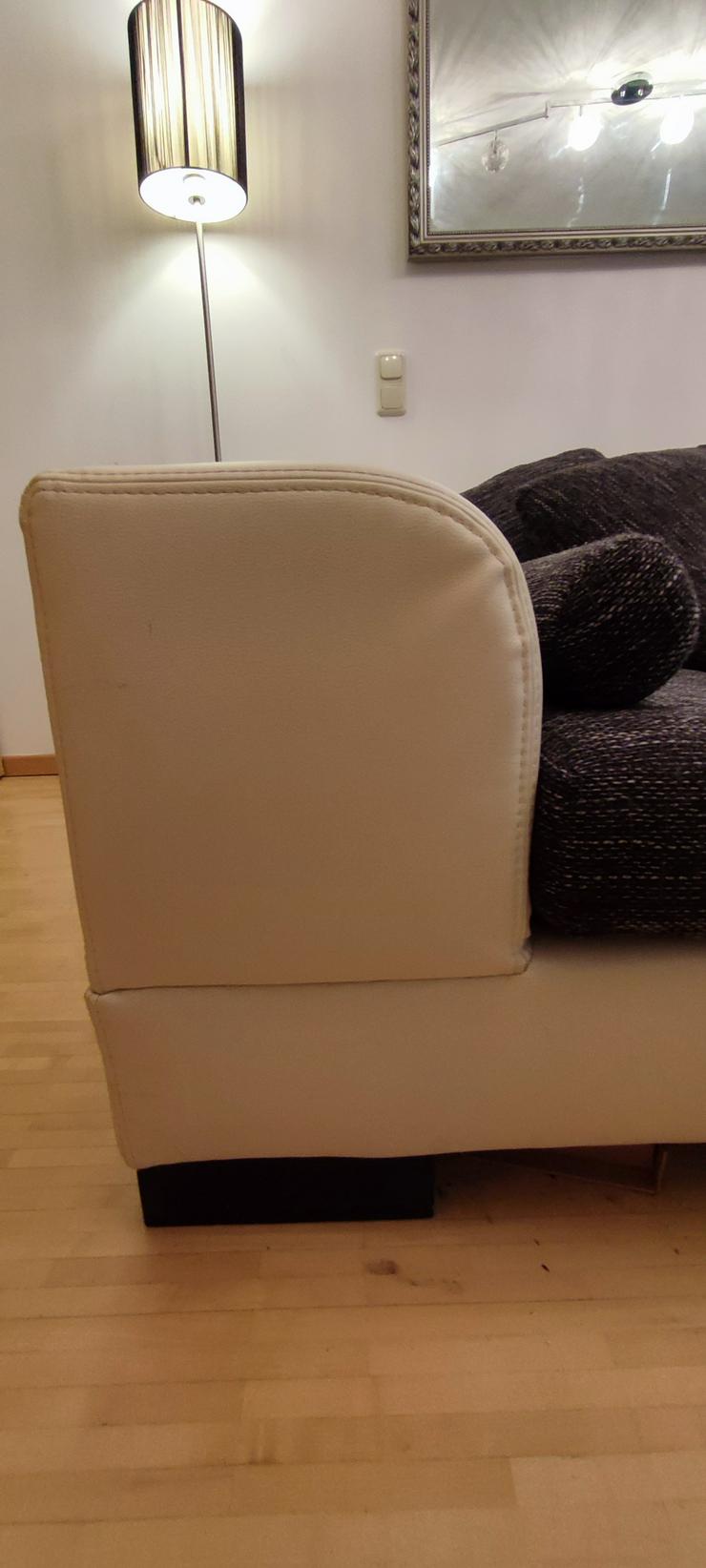Bild 4: Grau-weißes Sofa