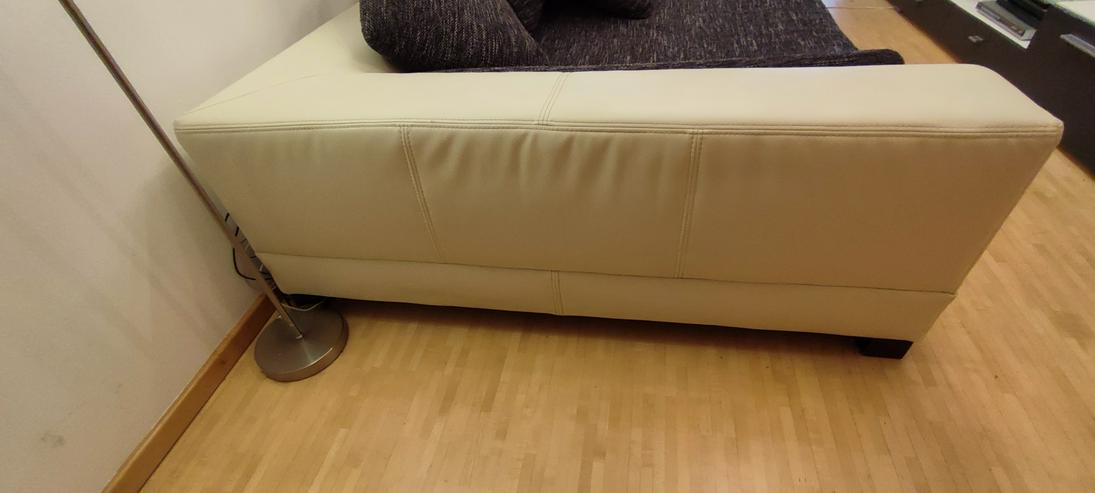 Bild 6: Grau-weißes Sofa