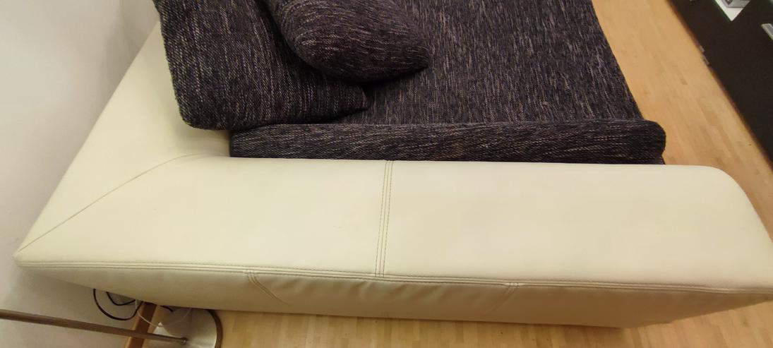 Bild 5: Grau-weißes Sofa