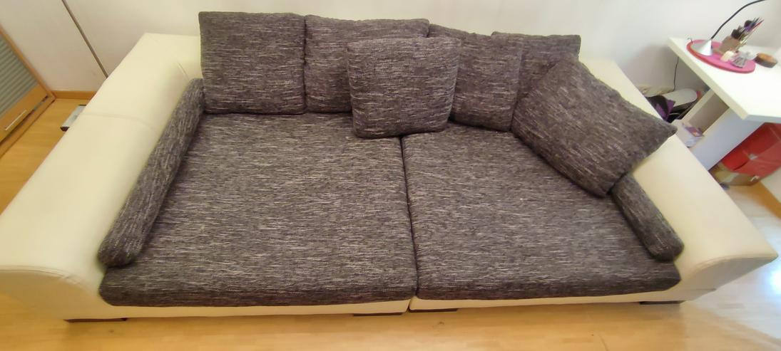 Bild 7: Grau-weißes Sofa
