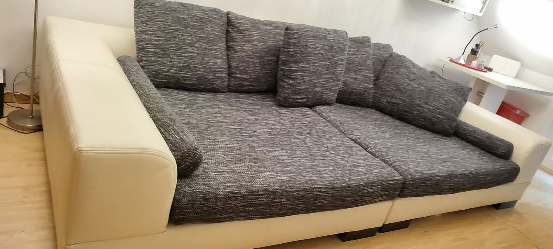 Bild 13: Grau-weißes Sofa