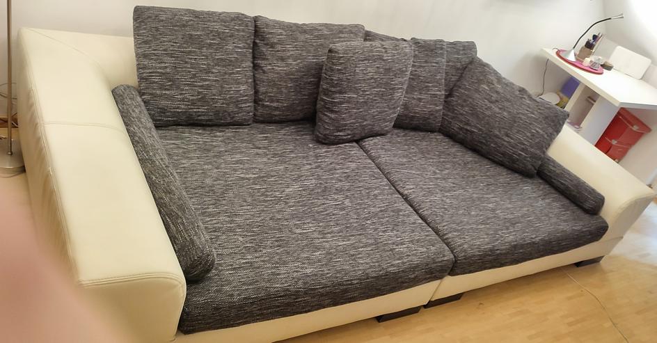 Grau-weißes Sofa