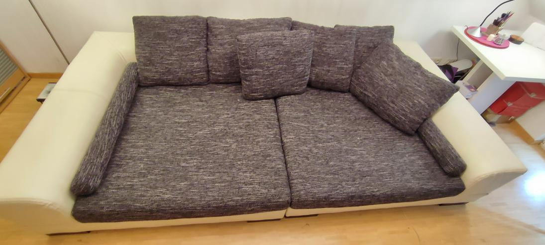 Bild 9: Grau-weißes Sofa