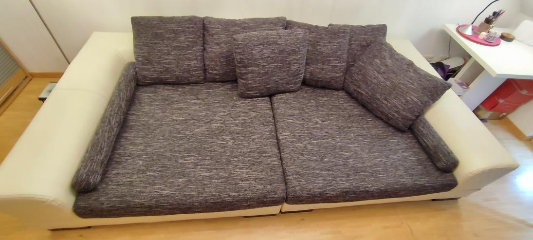 Bild 8: Grau-weißes Sofa