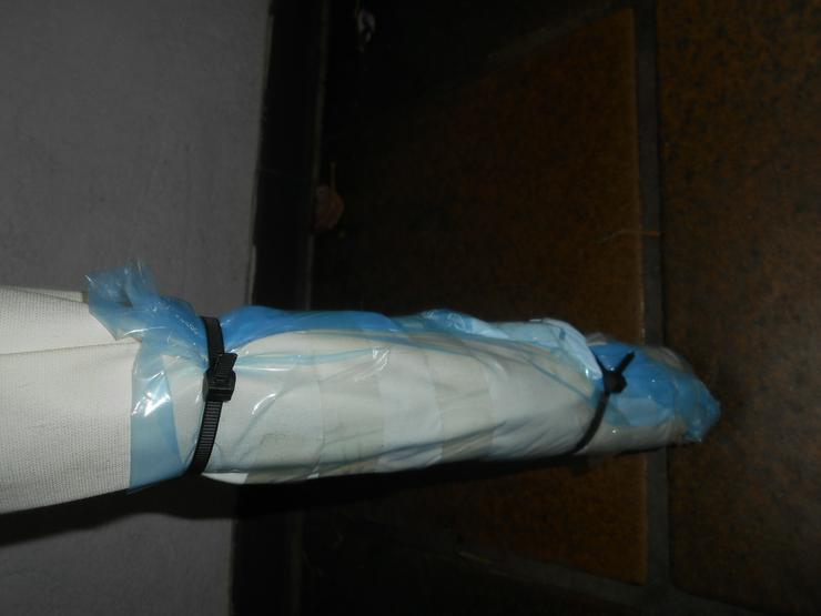 Bild 5: Gebrauchte Jalousie  mit Montage Teile  Größe 1,80 Hoch x 1,50 Breit  mit Plastik Aufhänger 5 EURO
