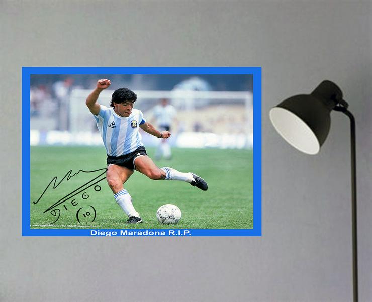 Bild 2:  Diego Maradona signierte Wanddekoration "Ruhe in Frieden". Hingucker! R.I.P.  Diego Maradona Souvenir. Geschenkidee. Memorabilie. XL 60x45 cm.