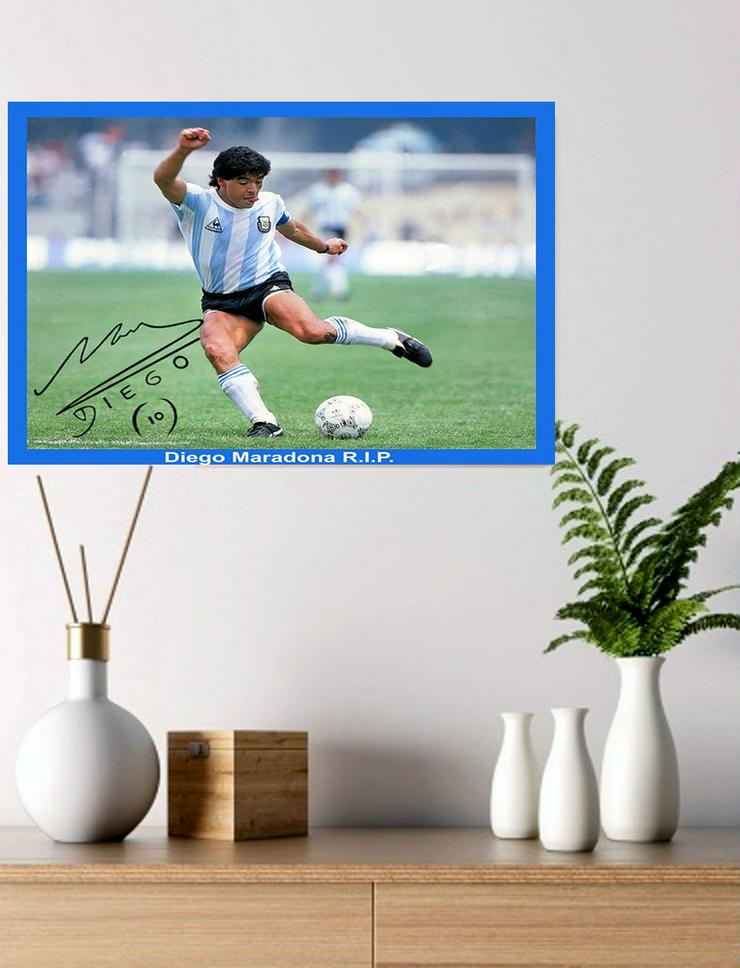 Bild 3:  Diego Maradona signierte Wanddekoration "Ruhe in Frieden". Hingucker! R.I.P.  Diego Maradona Souvenir. Geschenkidee. Memorabilie. XL 60x45 cm.