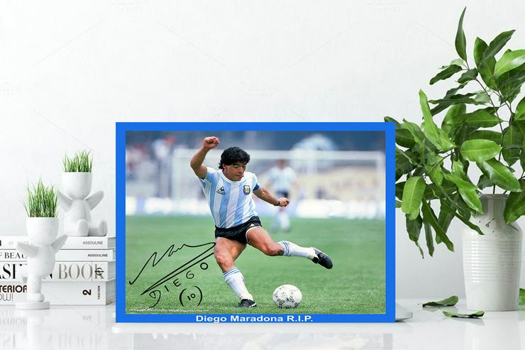 Bild 4:  Diego Maradona signierte Wanddekoration "Ruhe in Frieden". Hingucker! R.I.P.  Diego Maradona Souvenir. Geschenkidee. Memorabilie. XL 60x45 cm.