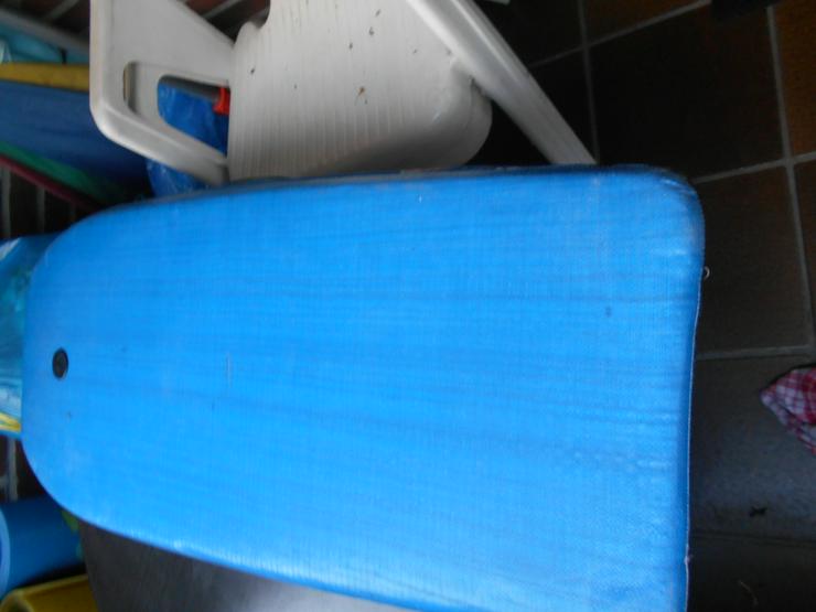 Bild 7: Gebrauchtes Styoropor  Surfbrett  mit Handgelenk Klettband für 5 Euro