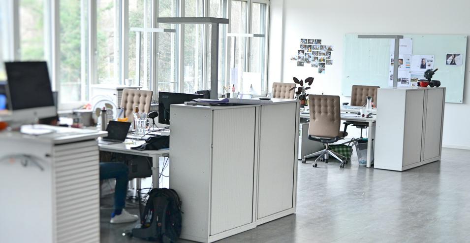 Schreibtisch in freundlichem Großraumbüro - Büro & Gewerbeflächen mieten - Bild 3