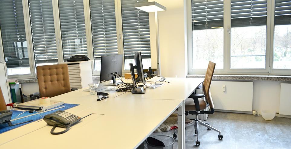 Schreibtisch in freundlichem Großraumbüro - Büro & Gewerbeflächen mieten - Bild 6
