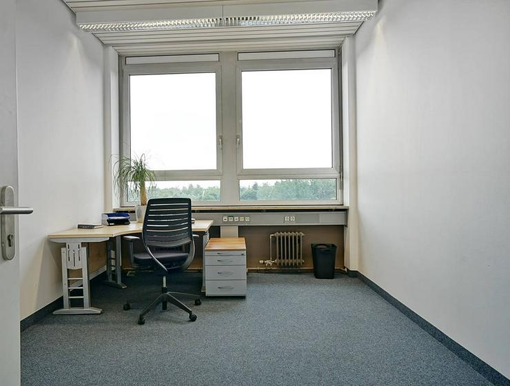 Bild 1: Helle, renovierte Bürofläche mit Kantine vor Ort