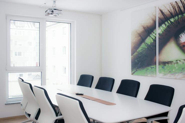 Moderner Meetingraum in Schwabing - Büro & Gewerbeflächen mieten - Bild 1