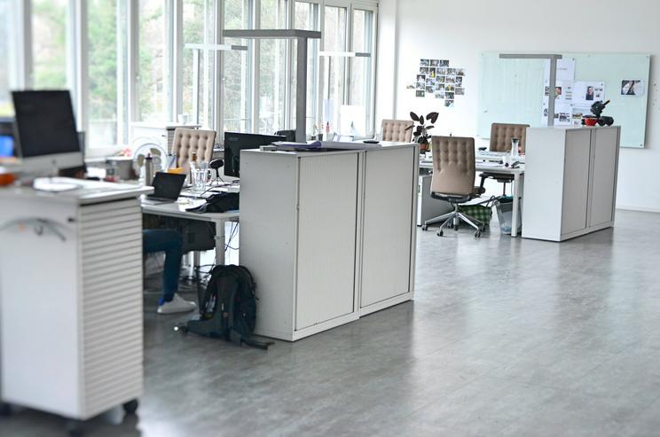 Schreibtische im Großraumbüro einer Kreativagentur - Büro & Gewerbeflächen mieten - Bild 4