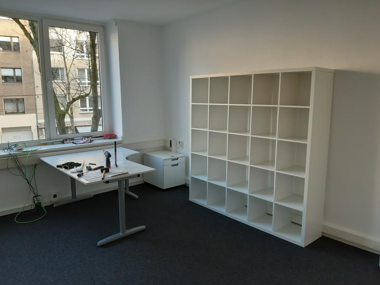 Bild 3: Möbelmonteur montiert Möbel in Düsseldorf & Meerbusch