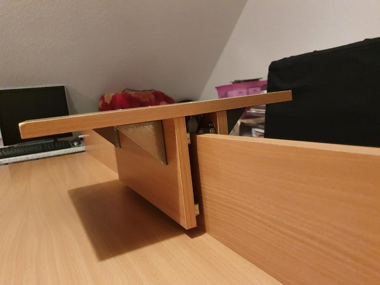 Bild 6: Schreibtisch mit beweglichem Bildschirmregal Tvilum
