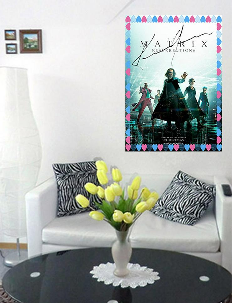 Bild 4: Keanu Reeves signierte Wanddekoration. "The Matrix Resurrections".  Filmplakat aus USA. Hingucker! Souvenir. Coole Wanddeko für alle Zimmer!  70x50 cm.    