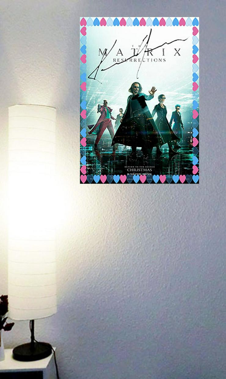 Bild 2: Keanu Reeves signierte Wanddekoration. "The Matrix Resurrections".  Filmplakat aus USA. Hingucker! Souvenir. Coole Wanddeko für alle Zimmer!  70x50 cm.    