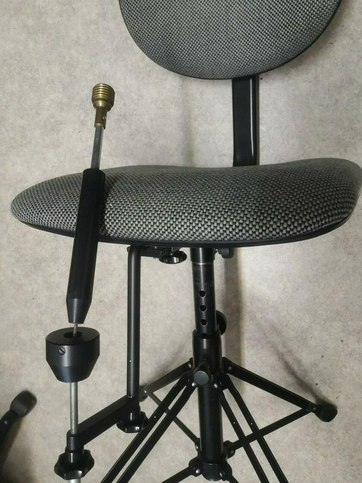 Bild 3: Paukenstuhl mit Swinglift für ältere Akkordeonisten