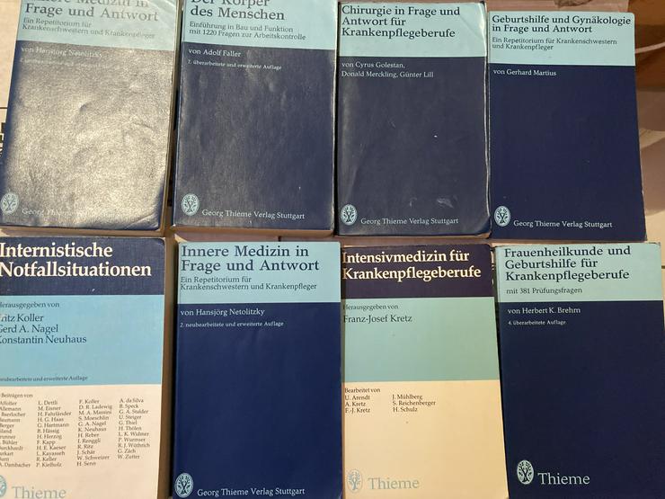 Mehrere alte Fachbücher zur Krankenpflege